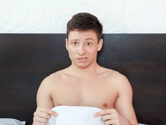 Během ranní erekce může muž zaznamenat hlenovitý výtok z močové trubice
