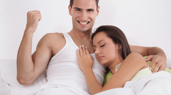žena v posteli s mužem, který má zvýšenou potenci